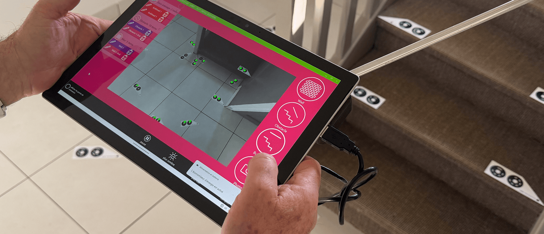 Tablette affichant un scan 3D de l'escalier pour la prise de mesures d'un monte-escalier