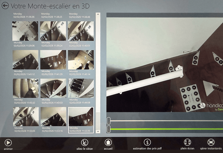 Tablette présentant la simulation 3D d'un monte-escalier avec galerie de photos de l'installation