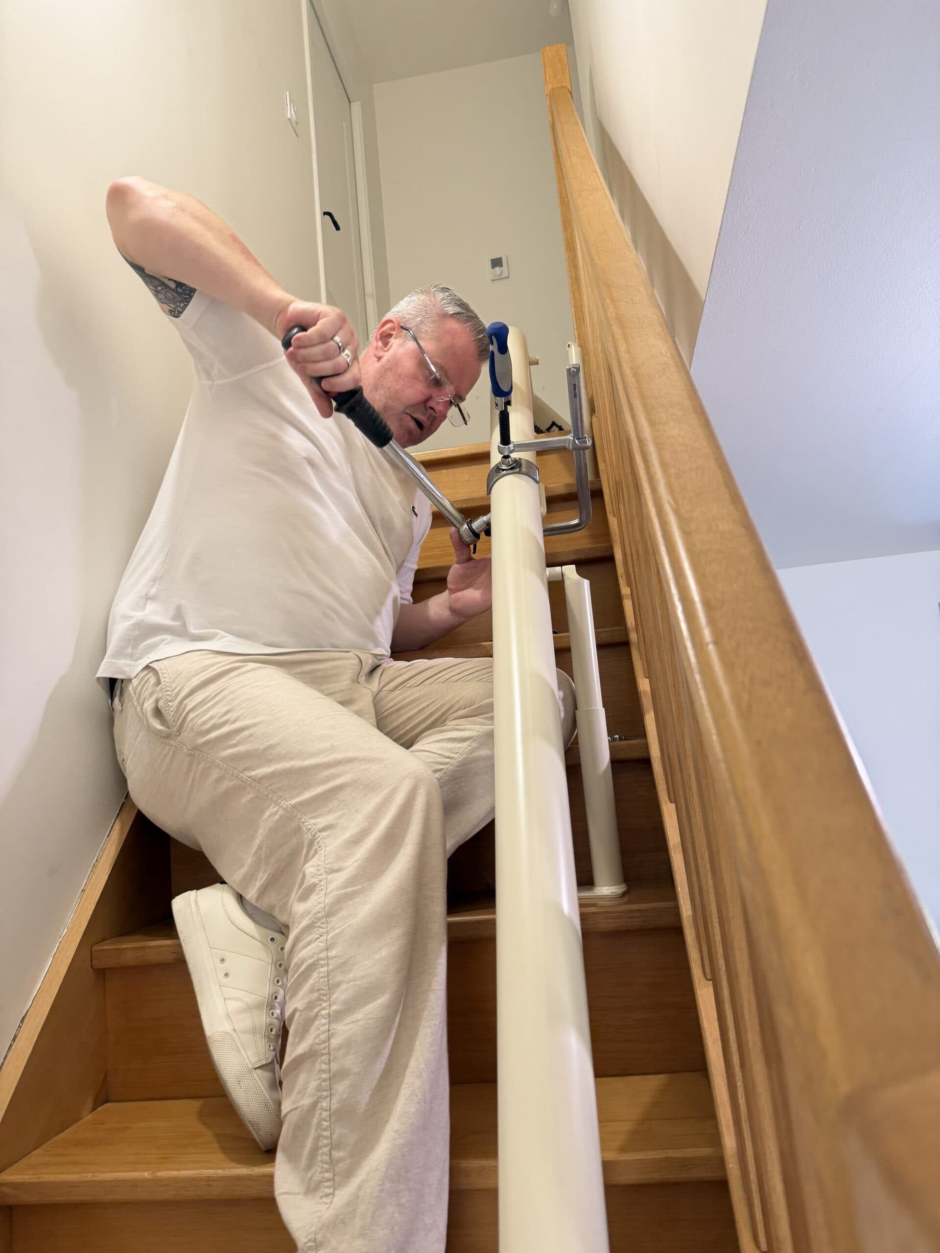 Fonctionnement d'un monte-escalier : rail sur les marches
